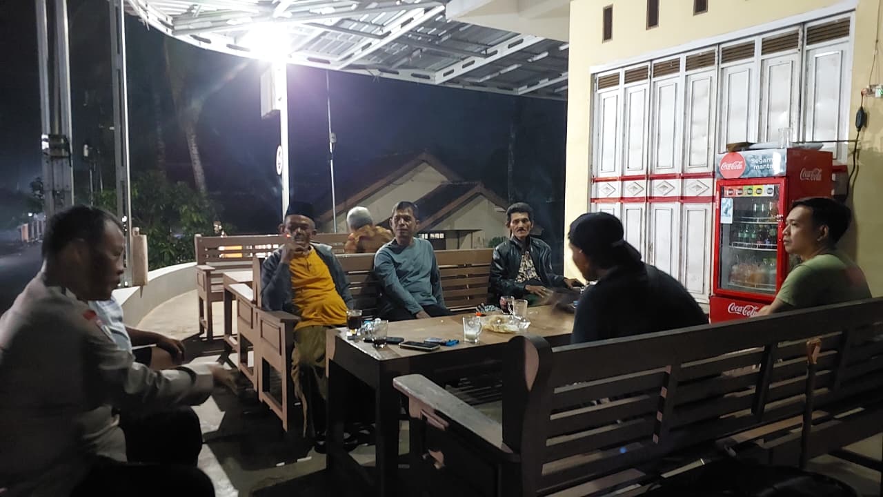 Sambang Malam, Bhabinkamtibmas Purwojati Ajak Warga Tingkatkan Siskamling dan Waspada Cuaca Ekstrem