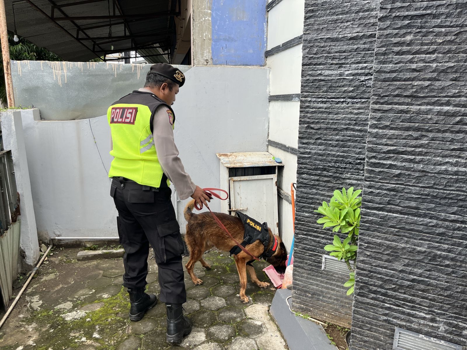 Unit K9 Diterjunkan, Sat Samapta Polresta Banyumas Pastikan Gereja Steril Dan Aman