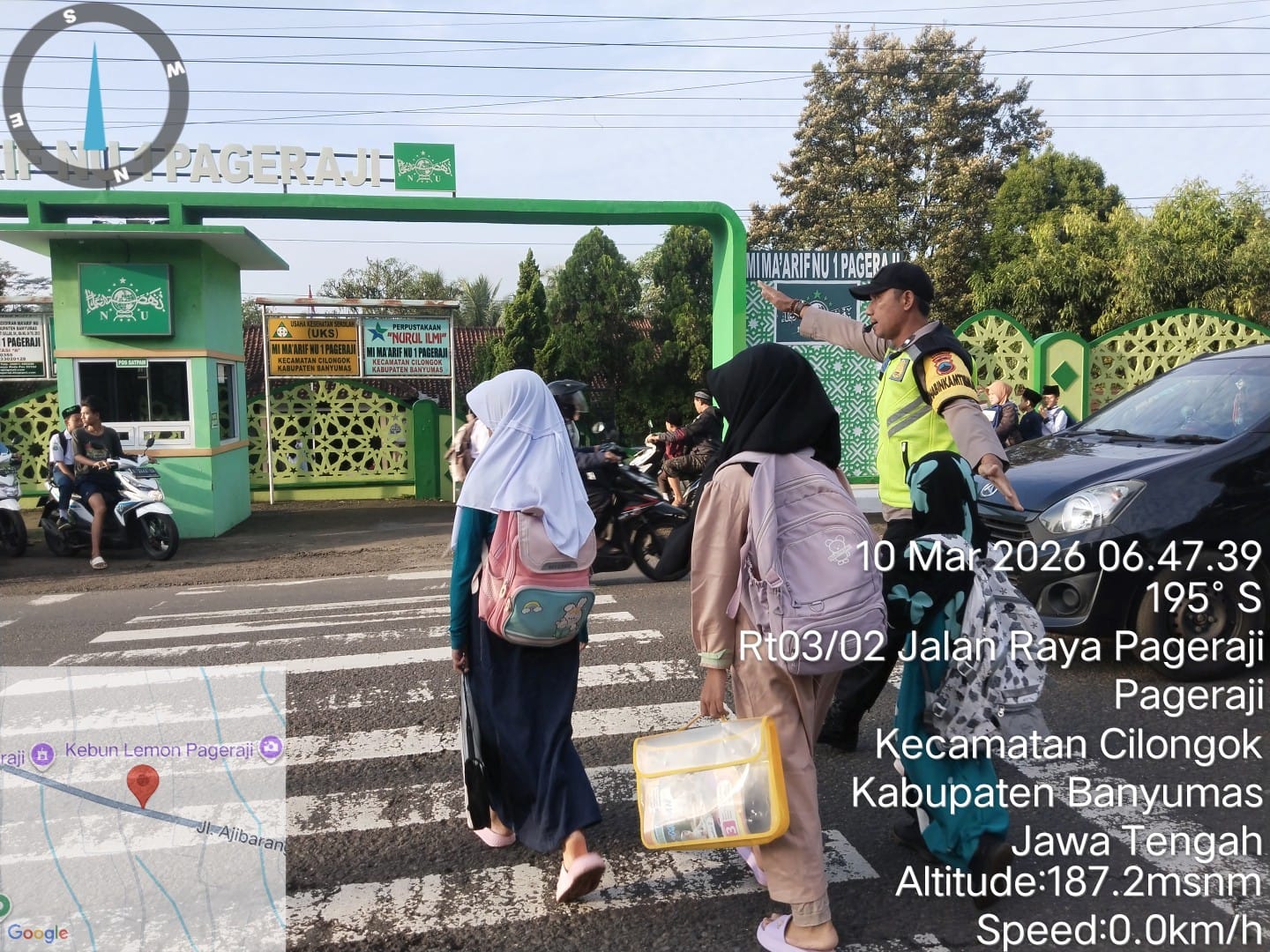 Bhabinkamtibmas Polresta Banyumas Bantu Penyeberangan Warga, Amankan Arus Lalu Lintas Pagi