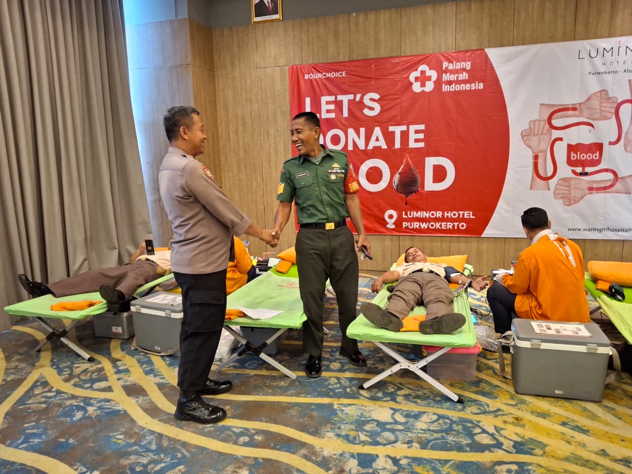 Bhabinkamtibmas Polsek Purwokerto Timur Polresta Banyumas Pantau Kegiatan Donor Darah di Luminor Hotel
