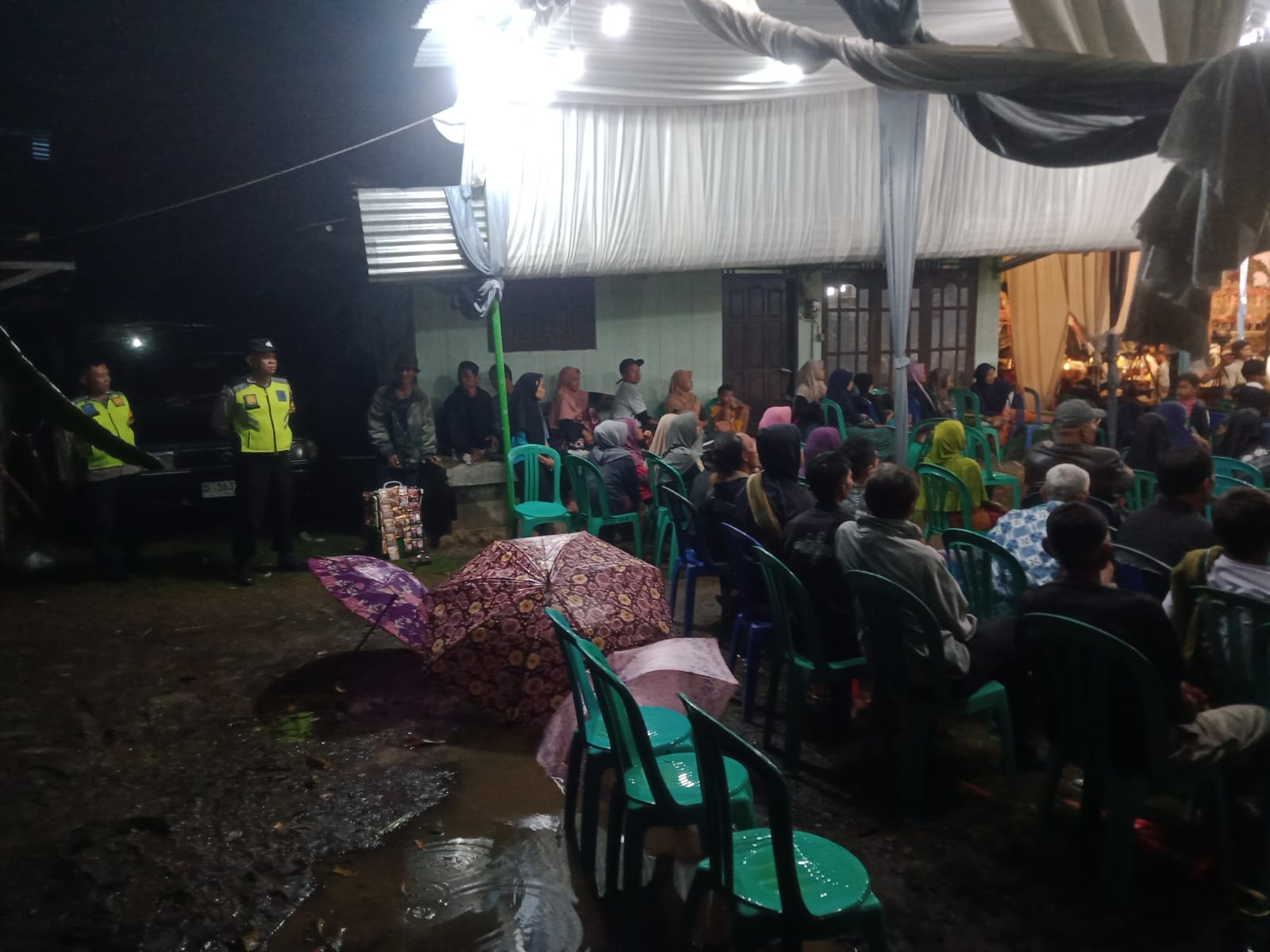 Pagelaran Wayang Kulit Warnai Walimatul Khitan, Polsek Kalibagor Polresta Banyumas Lakukan Pengamanan