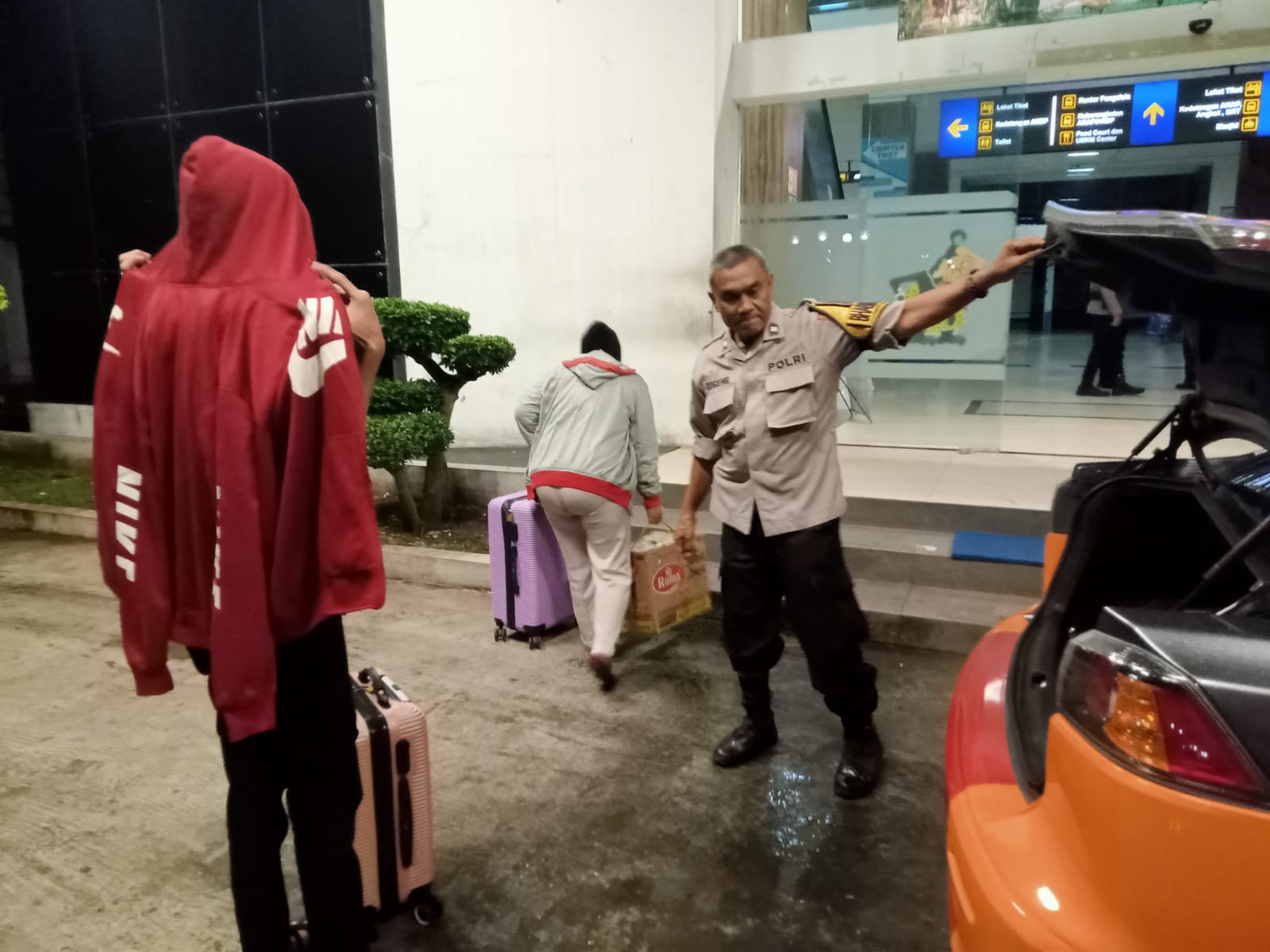 OKC 2026, Respons Cepat Petugas Polresta Banyumas Antarkan Pemudik yang Tersasar di Purwokerto