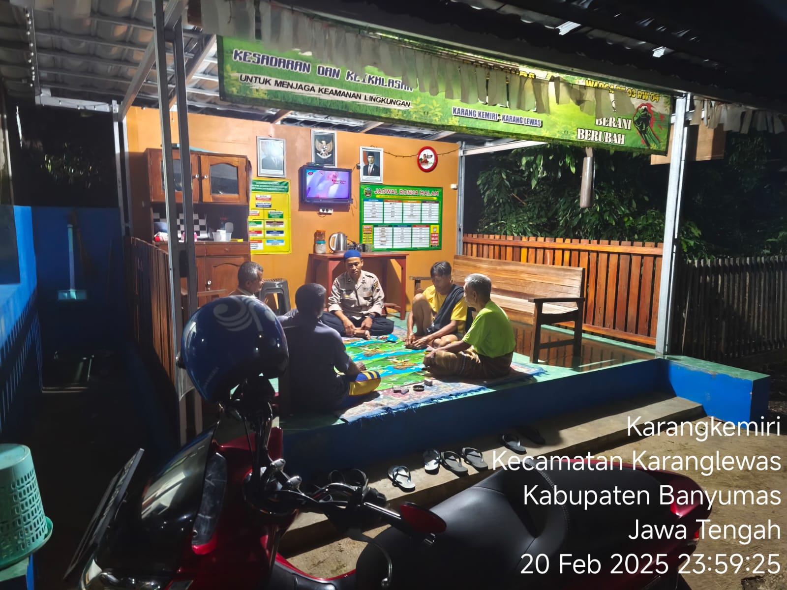 Sambangi Pos Kamling, Bhabinkamtibmas Polsek Karanglewas Polresta Banyumas Ajak Warga Tingkatkan Ronda di Bulan Ramadhan