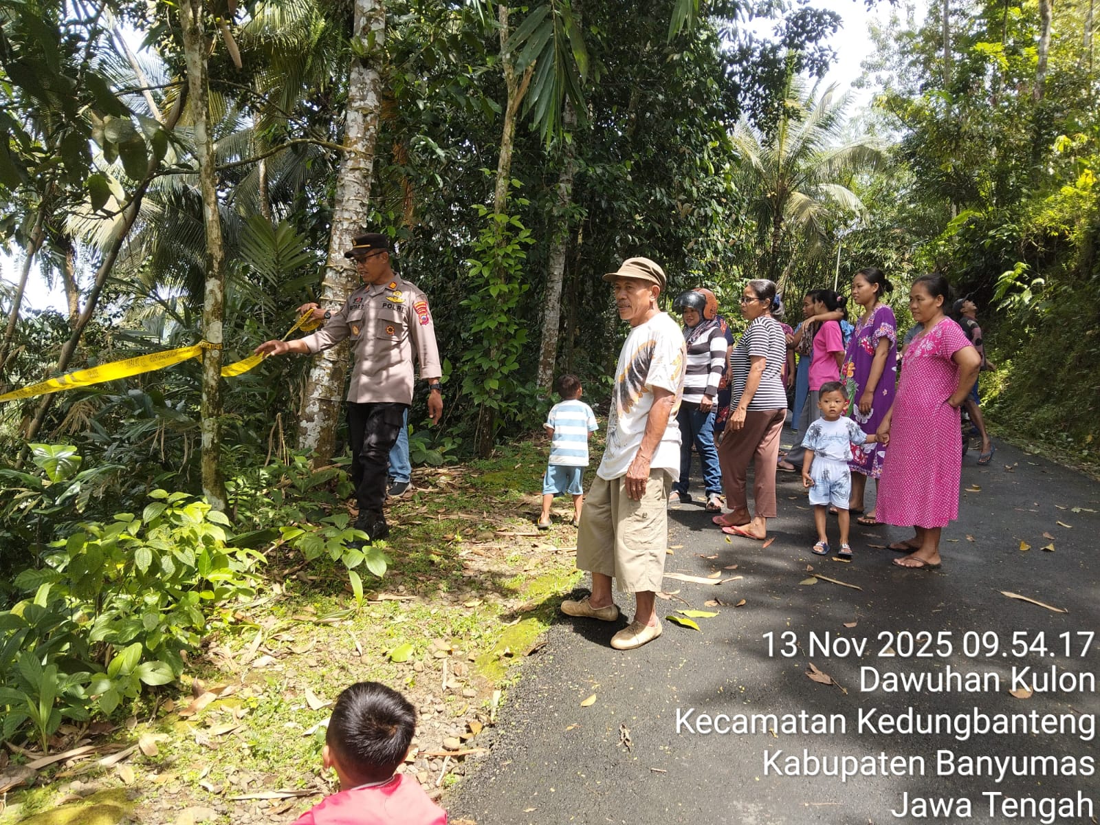 Polsek Kedungbanteng Polresta Banyumas Gerak Cepat Tangani Longsor Di Lereng Sungai Logawa