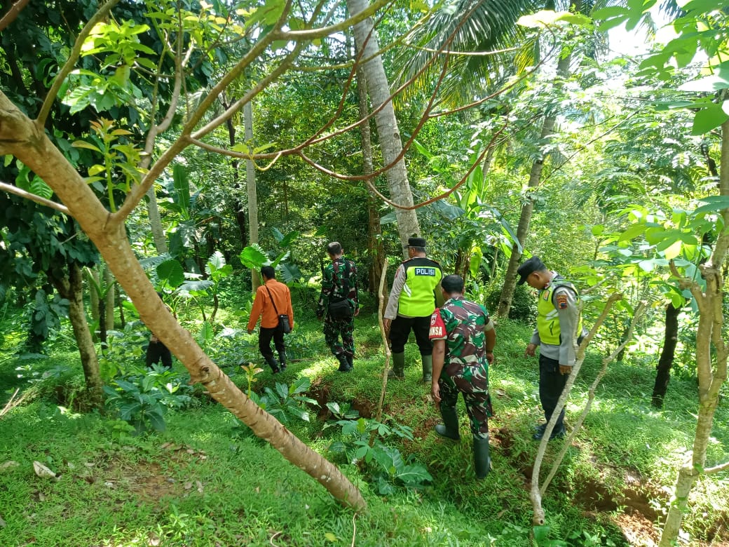 Pengecekan Jalur Retakan Tanah di Desa Ketanda, Polsek Sumpiuh Polresta Banyumas Perkuat Langkah Mitigasi Bencana