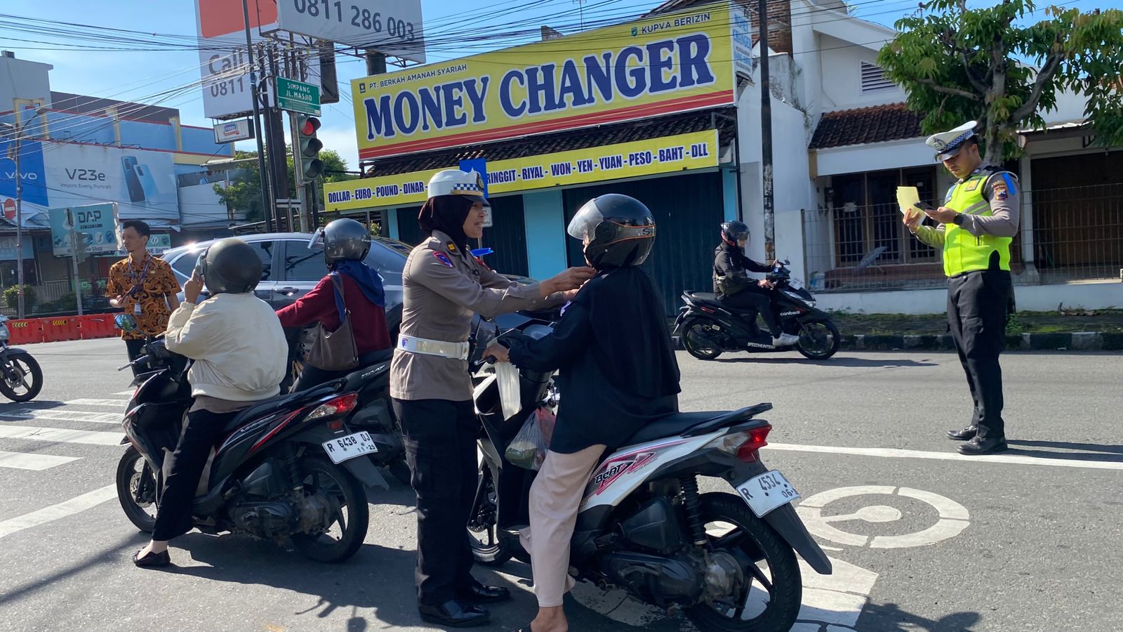 40 Pelanggar Terjaring Saat Sosialisasi Kepatuhan Berkendara Operasi Zebra Candi 2025 Polresta Banyumas