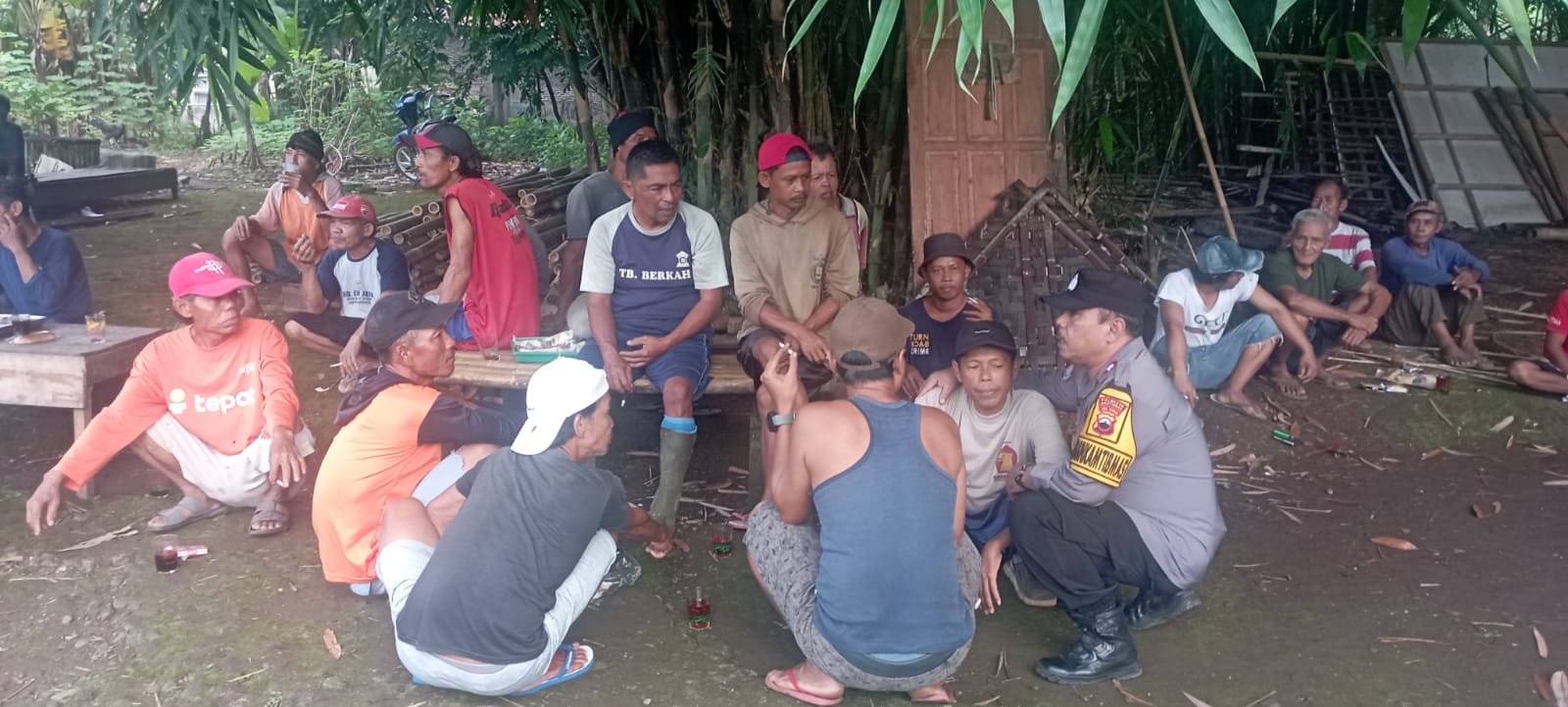 Rubungan, Bhabinkamtibmas Polsek  Sokaraja Polresta Banyumas Ajak Warga Banjaranyar Perkuat Ronda Malam