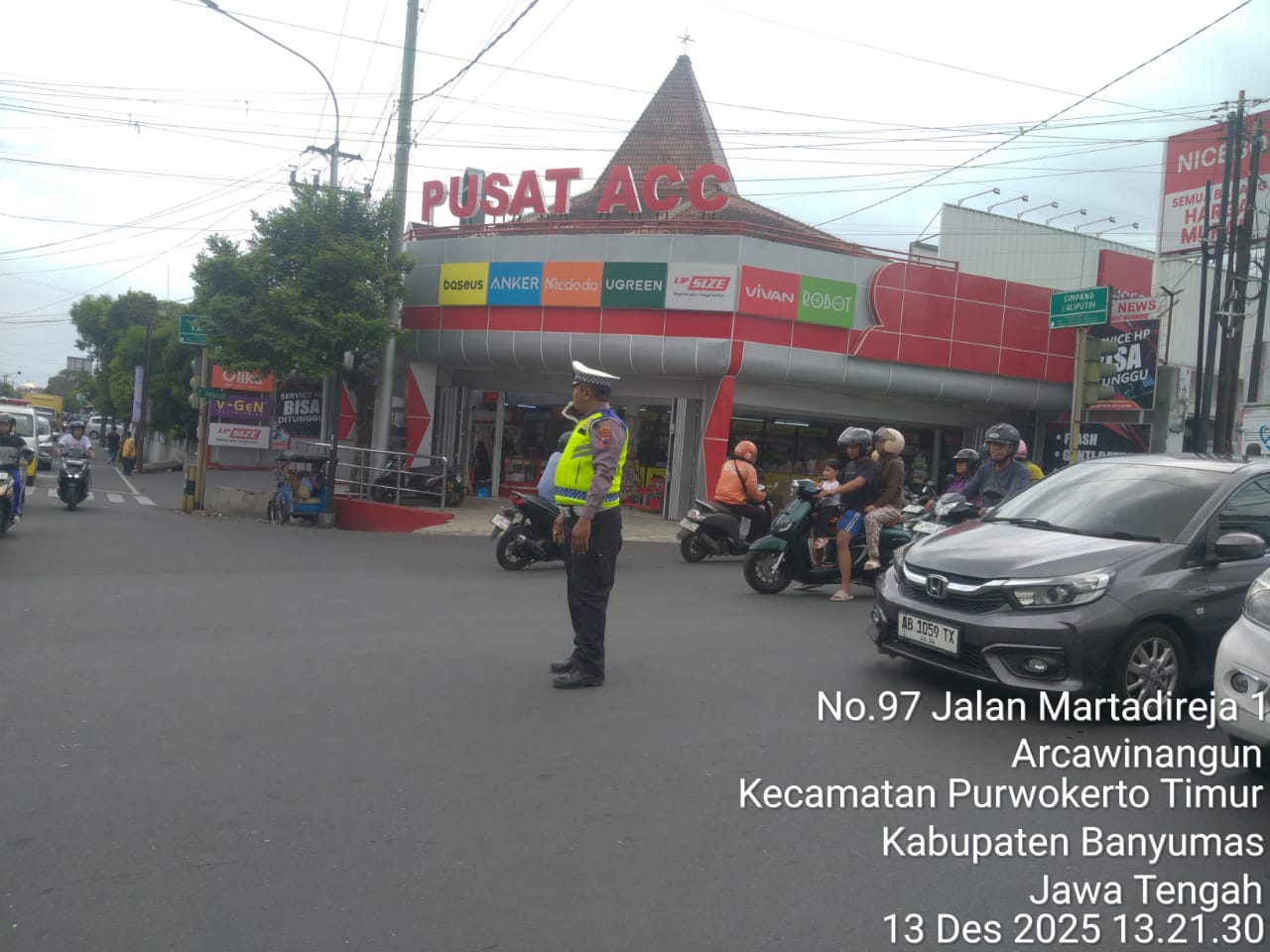 Quick Respon Polsek Purwokerto Timur Polresta Banyumas Urai Kemacetan di Simpang Empat Kaliputih Akibat Traffic Light Padam