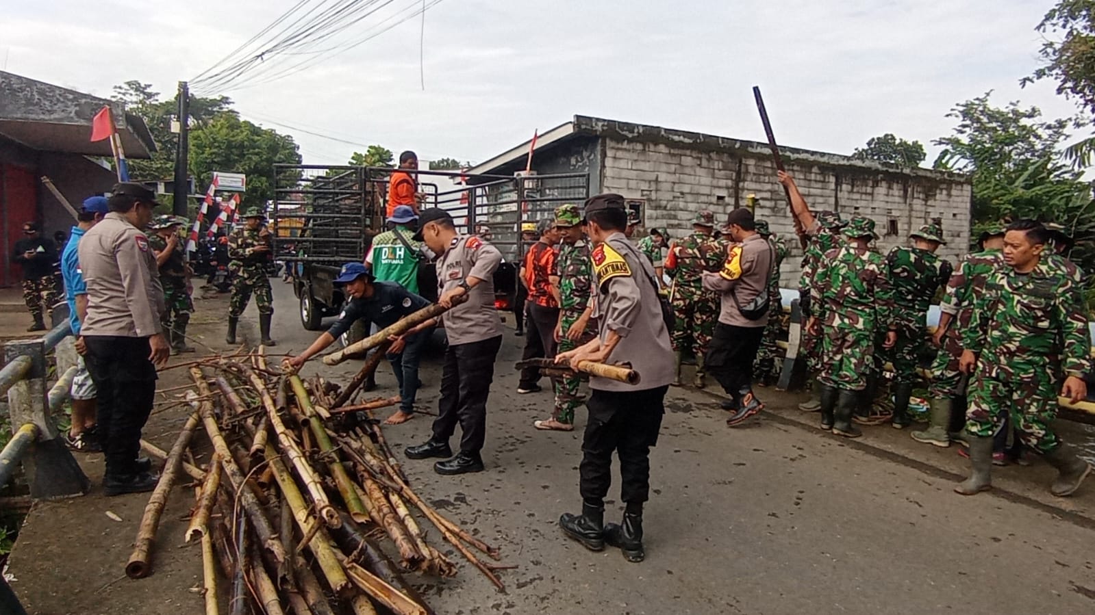 Cegah Sedimentasi dan Banjir, Polsek Purwokerto Selatan Polresta Banyumas Bersinergi Bersihkan Sungai Bener