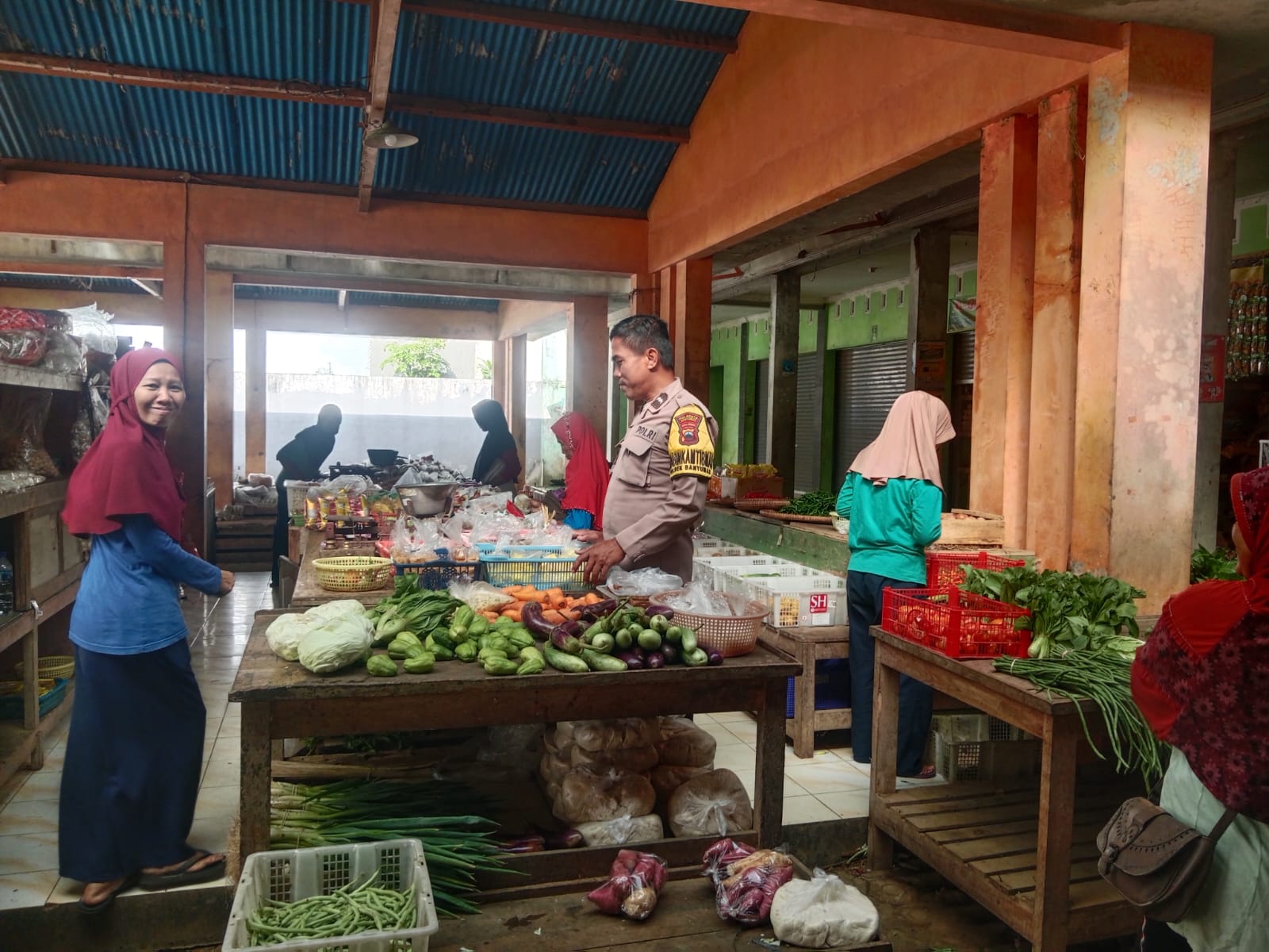 Pastikan Pasar Kondusif Jelang Ramadhan, Bhabinkamtibmas Polsek Banyumas Pantau Harga Kebutuhan Pokok