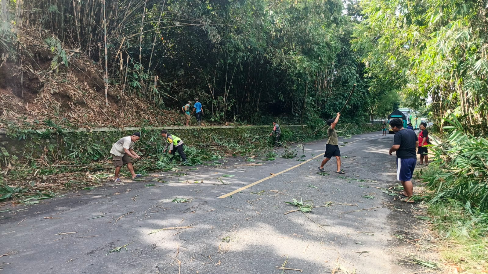 Bhabinkamtibmas Polsek Wangon Polresta Banyumas Ajak Warga Kerja Bakti Antisipasi Pohon Tumbang
