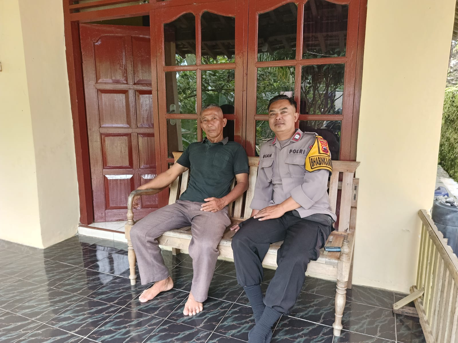 Sambangi Warga, Bhabinkamtibmas Karanglewas Polresta Banyumas Ingatkan Kewaspadaan Selama Ramadhan