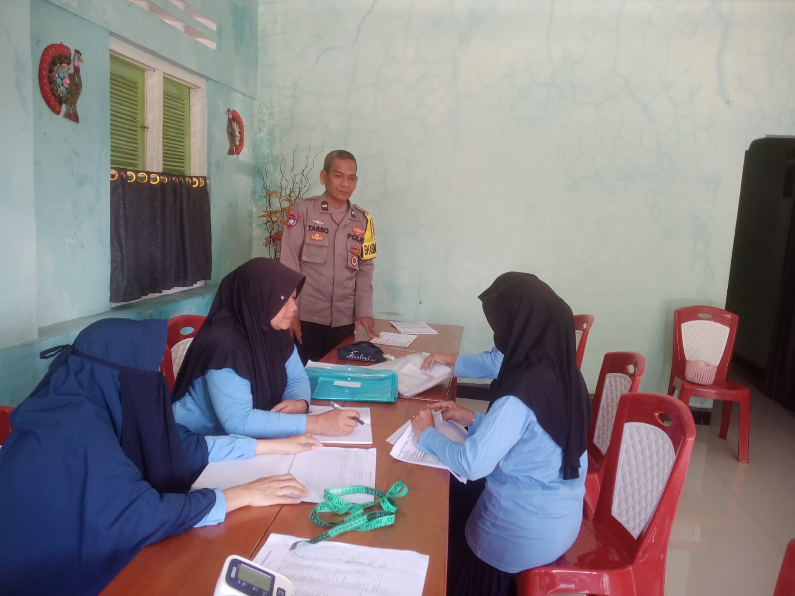 Bhabinkamtibmas Desa Sumbang Banyumas Sambangi Warga di Posyandu, Sampaikan Pesan Kamtibmas Jelang Idul Fitri