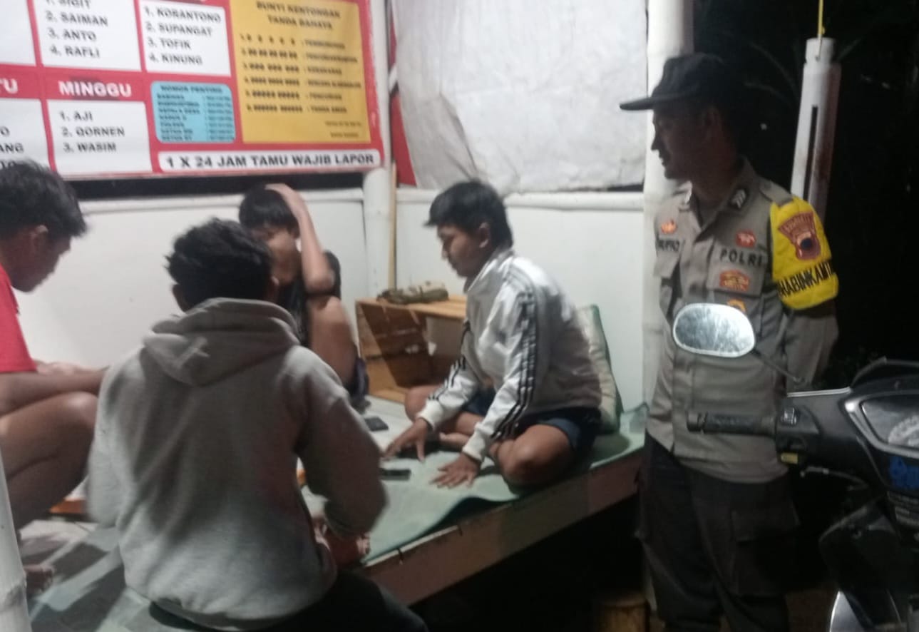 Sambangi Satkamling, Bhabinkamtibmas Patikraja Polresta Banyumas Imbau Warga Waspada Curanmor dan Narkoba