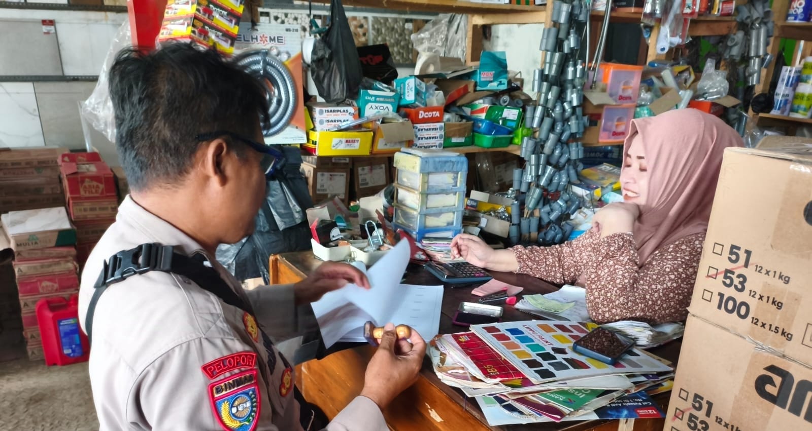 Sambang Toko Bangunan, Bhabinkamtibmas Kedungbanteng Polresta Banyumas Perkuat Sinergi Kamtibmas