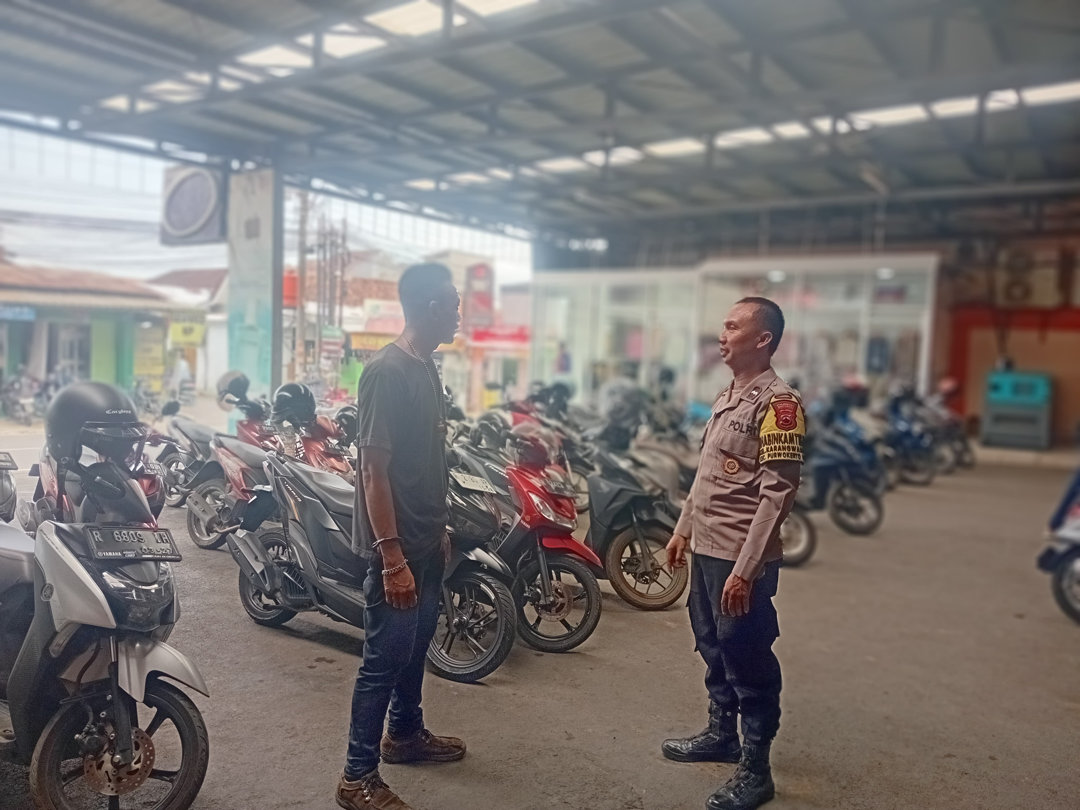 Sambangi Juru Parkir, Bhabinkamtibmas Purwokerto Utara Polresta Banyumas Ingatkan Waspada Curanmor