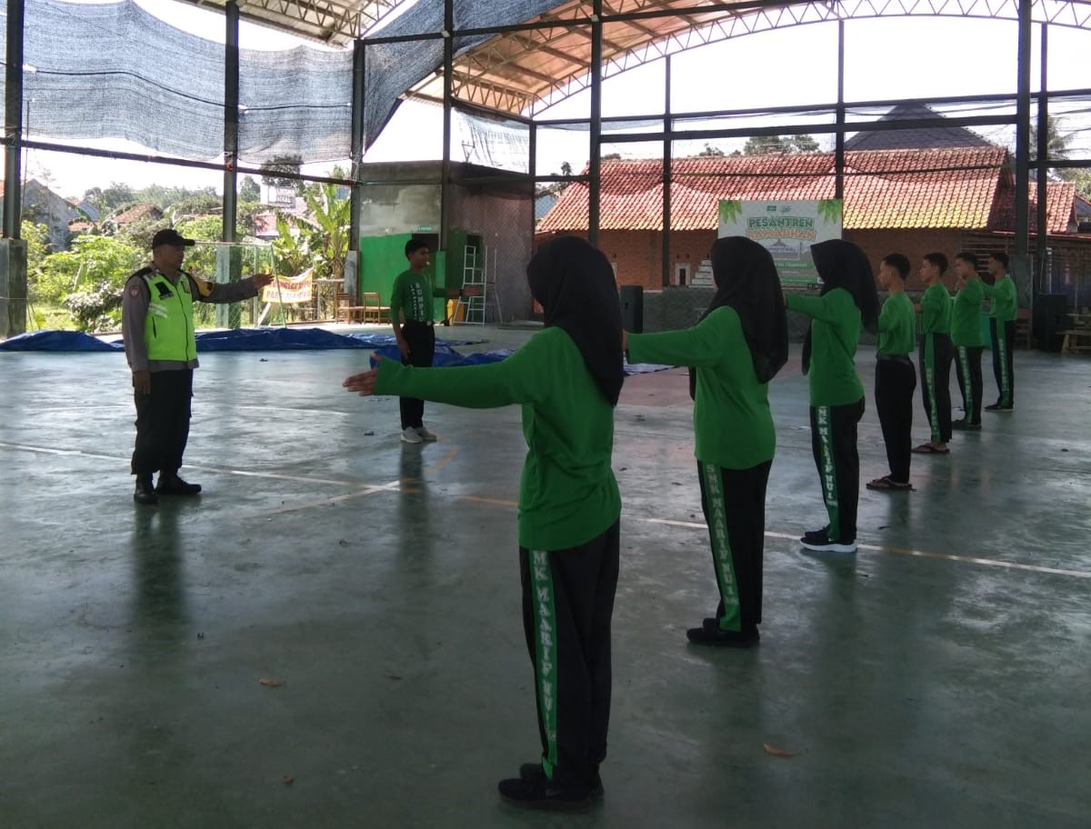 Bhabinkamtibmas Sumpiuh Polresta Banyumas Latih Pramuka Pengaturan Lalu Lintas untuk Dukung OKC 2026