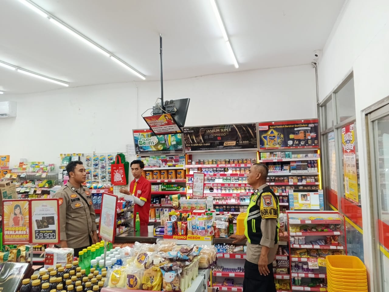 Patroli Malam, Bhabinkamtibmas Purwokerto Timur Polresta Banyumas Sambangi Minimarket dan Linmas, Ingatkan Waspada Curas Curat