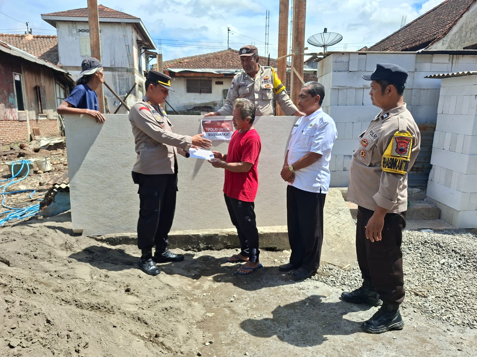 Polri Peduli, Polsek Cilongok Polresta Banyumas Serahkan Bantuan Kepada Korban Kebakaran Rumah