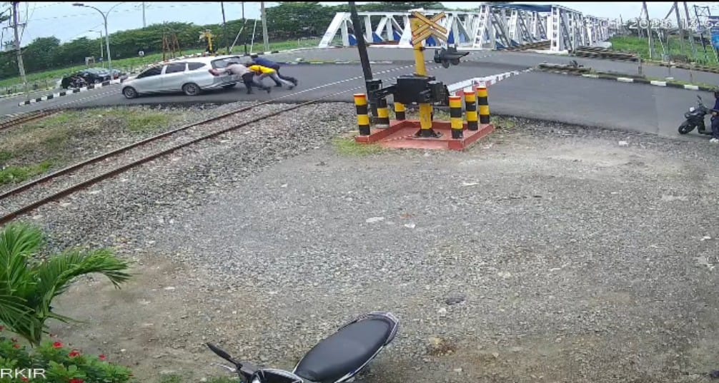 Aksi Heroik Kabid Humas Polda Jateng, Dorong Mobil Mogok Selamat Dari Tertabrak Kereta Api