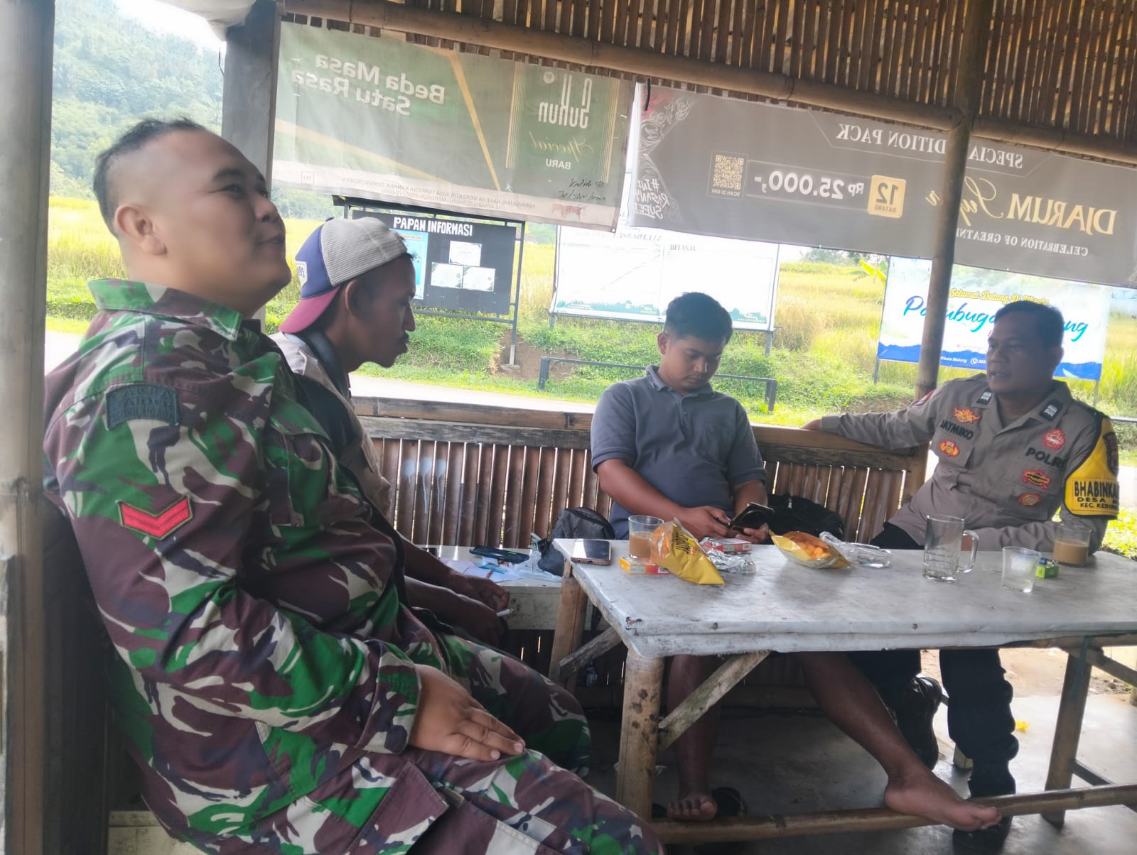 Antisipasi Curanmor, Bhabinkamtibmas Polsek Kedungbanteng Polresta Banyumas Sambangi Petugas Parkir Obwis Pagubugan